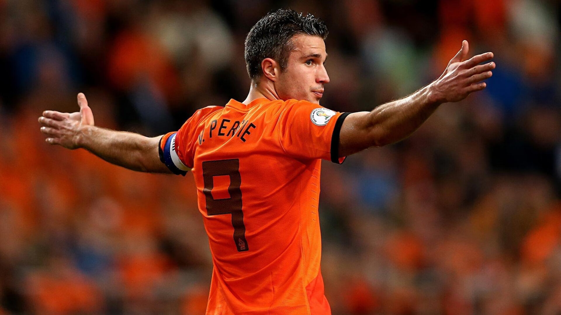 爱游戏体育app-中场球员传球选择是否受个人心理影响过大，足球中场传球